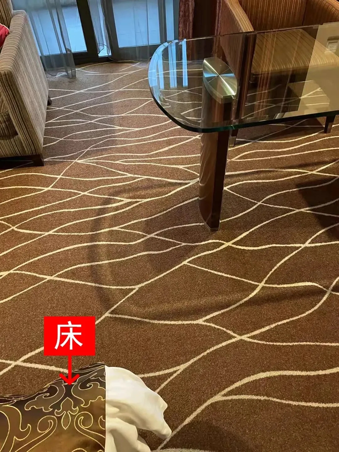 老人入住酒店意外摔倒致残，酒店担责吗？法院判了！